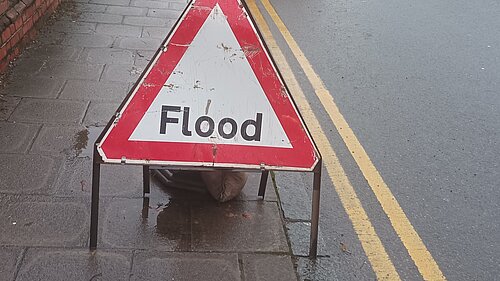 Flood sign on pavement